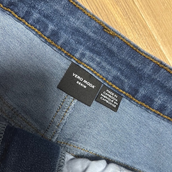 🩵 Vero Moda Blue Denim Skirt with Front Pockets – Size Medium - Picture 4 of 5